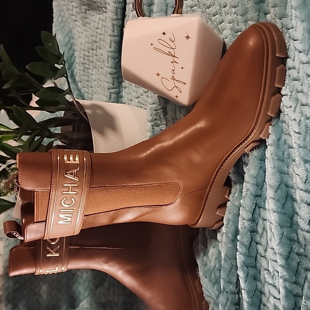Micheal Kors Womens Tan Leather Boots Gold Accents Size 9.5